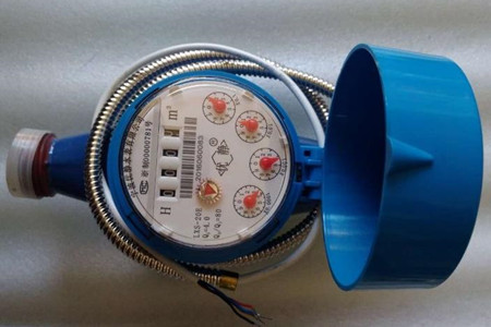 無(wú)線遠(yuǎn)傳水表是如何進(jìn)行數(shù)據(jù)采集傳輸?shù)模?/></p><p>　　當(dāng)水流入水表后，會(huì)沿著葉輪盒底部進(jìn)水孔進(jìn)入到計(jì)量機(jī)構(gòu)，水流會(huì)推動(dòng)葉輪旋轉(zhuǎn)，然后由葉輪盒上部出水孔的位置流出，正常情況下，葉輪轉(zhuǎn)速和水的流量是成正比的，葉輪轉(zhuǎn)動(dòng)的時(shí)候，就能夠通過(guò)齒輪傳遞給指示機(jī)構(gòu)，并記錄出流經(jīng)水表的水總量。記錄的用水量數(shù)據(jù)會(huì)通過(guò)無(wú)線網(wǎng)絡(luò)技術(shù)和后臺(tái)數(shù)據(jù)管理中心聯(lián)通，來(lái)實(shí)現(xiàn)遠(yuǎn)程抄表、網(wǎng)絡(luò)充值、遠(yuǎn)程控制和故障檢測(cè)。</p><p>　　<strong>水表的數(shù)據(jù)如何采集傳輸?</strong></p><p>　　水表是通過(guò)給計(jì)量基表安裝加傳發(fā)訊模塊，這樣就后臺(tái)就能夠接收無(wú)線抄表主機(jī)發(fā)出的抄表指令，由無(wú)線通訊模塊能夠?qū)⑺砩厦娴挠盟?/p><p>　　數(shù)據(jù)上傳到服務(wù)器，以便供水公司進(jìn)行抄表和計(jì)算水費(fèi)。</p><p>　　無(wú)線遠(yuǎn)程水表的安裝是非常簡(jiǎn)單容易的，其中，一根總線可以連接同一幢樓內(nèi)全部住戶的水表，可以大大節(jié)省施工費(fèi)用。其中數(shù)據(jù)采集器不參與底層數(shù)據(jù)的采集，僅僅作為通訊功能使用，計(jì)量不受外界影響。</p><p style=